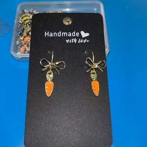Carrot & Bow earrings with rhinestones brass
